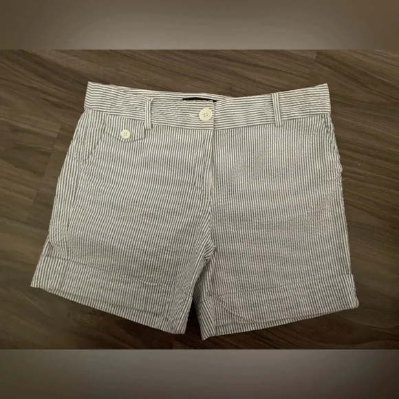 Jennifer and Grace seersucker cuffed gray and white Womens shorts size 8 - Picture 1 of 6